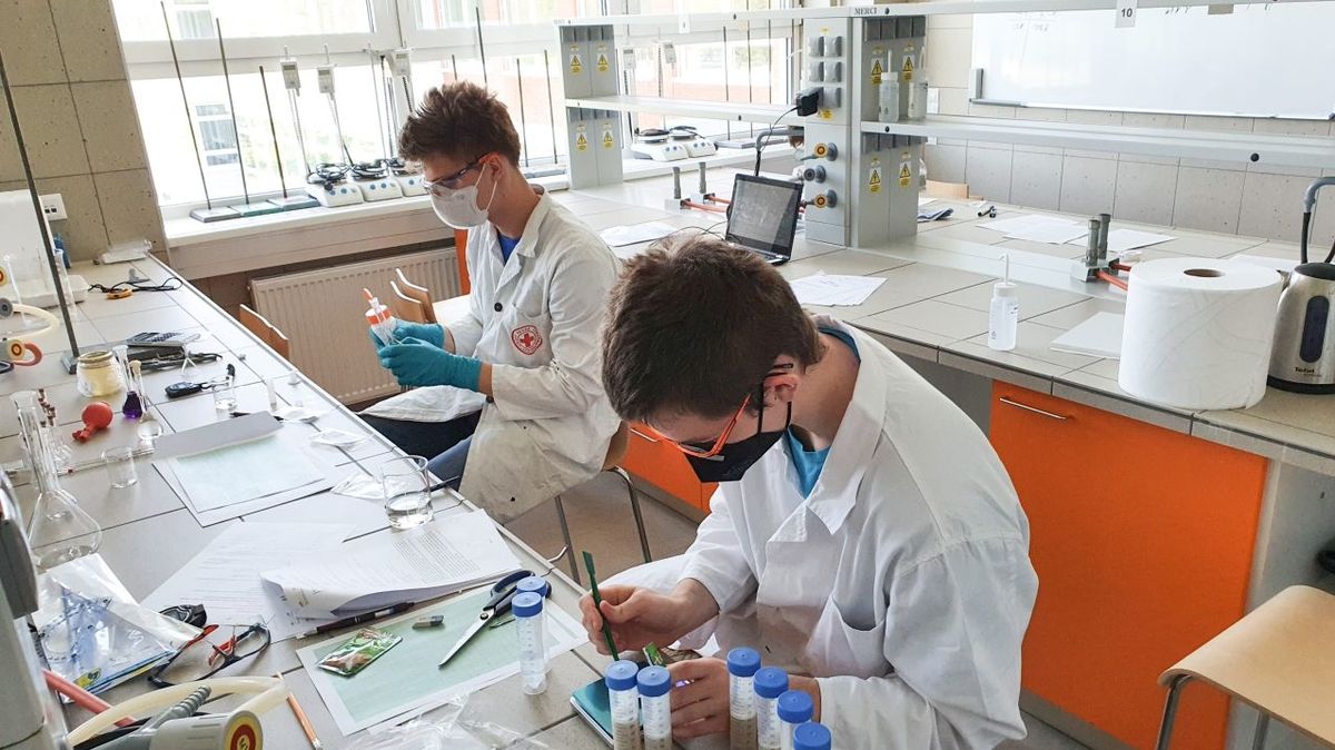 Čeští středoškoláci získali zlatou medaili na Evropské olympiádě experimentální vědy